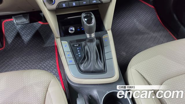 Hyundai AVANTE 2017 — photo 12