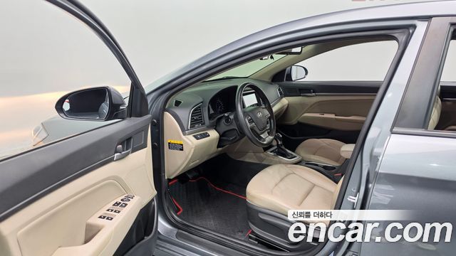 Hyundai AVANTE 2017 — photo 13