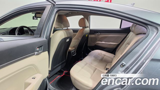 Hyundai AVANTE 2017 — photo 17