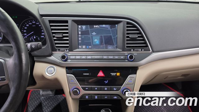Hyundai AVANTE 2017 — photo 18
