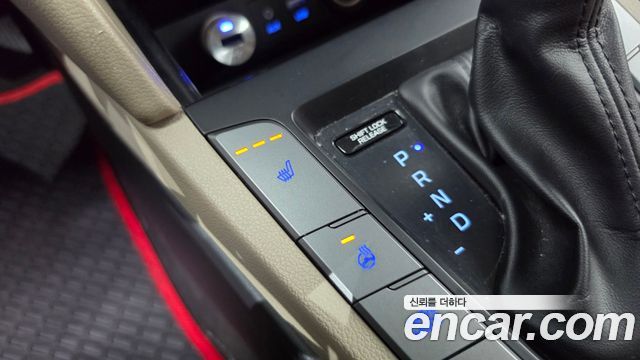 Hyundai AVANTE 2017 — photo 24
