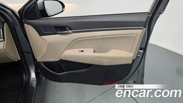 Hyundai AVANTE 2017 — photo 14
