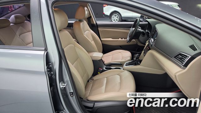 Hyundai AVANTE 2017 — photo 16