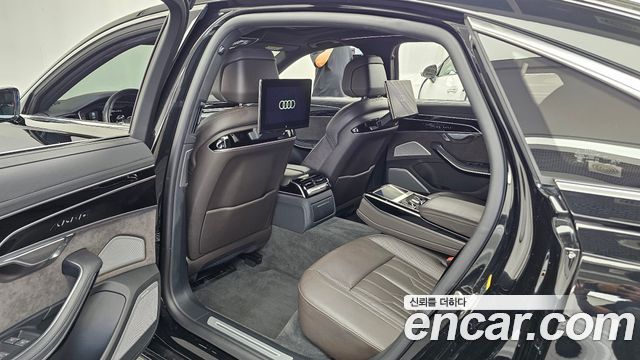 Audi A8 2021 — photo 18