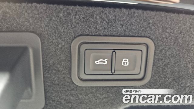 Audi A8 2021 — photo 24