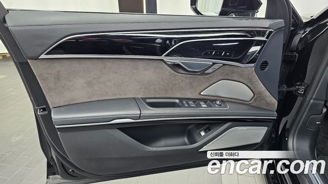 Audi A8 2021 — photo 14