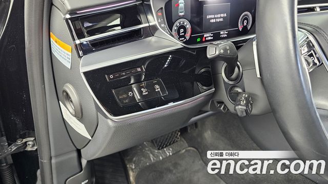 Audi A8 2021 — photo 29