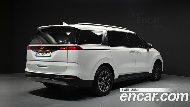 Kia Canival 2023 — photo 2