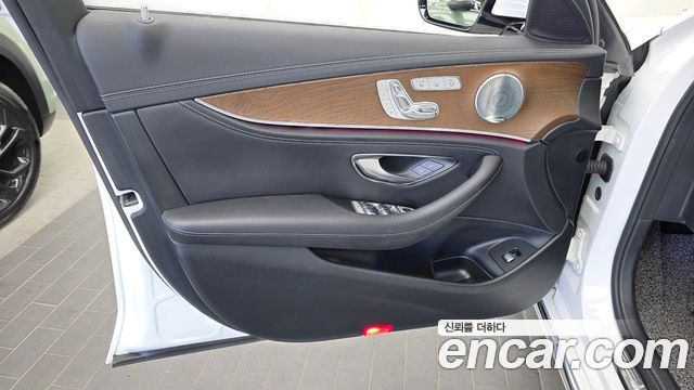 Mercedes-Benz E-Class 2018 — photo 14