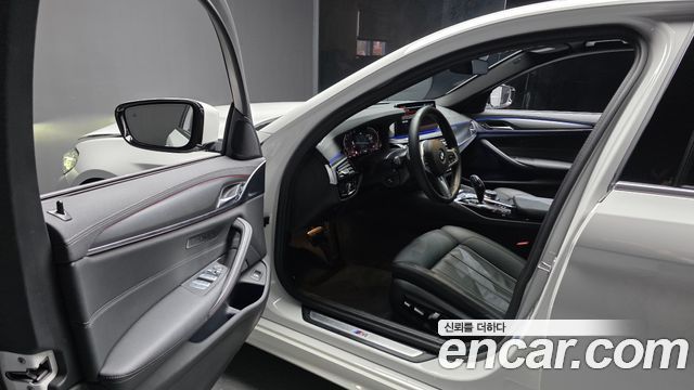 BMW 5-Series 2022 — photo 13