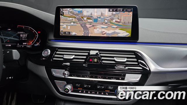 BMW 5-Series 2022 — photo 19