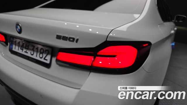 BMW 5-Series 2022 — photo 9