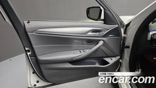 BMW 5-Series 2022 — photo 14
