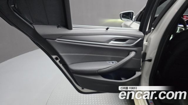 BMW 5-Series 2022 — photo 15