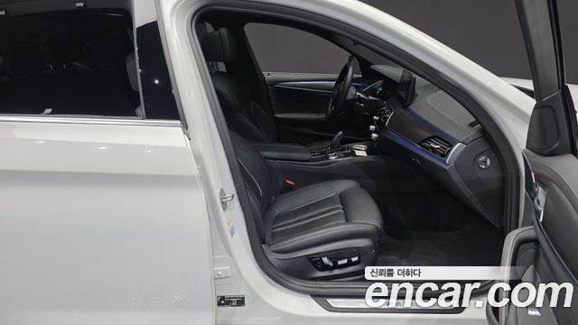 BMW 5-Series 2022 — photo 16