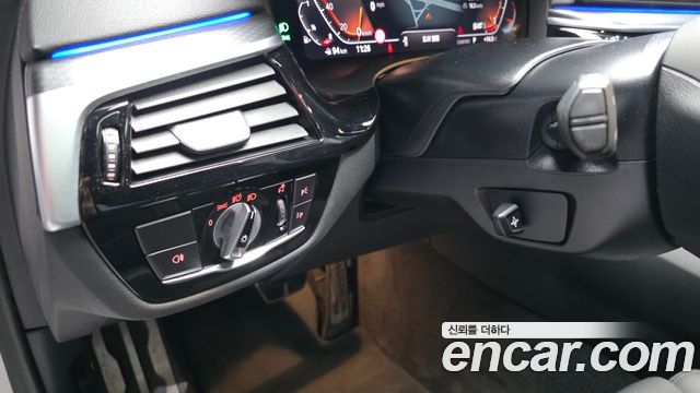 BMW 5-Series 2022 — photo 27