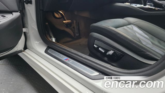BMW 5-Series 2022 — photo 32
