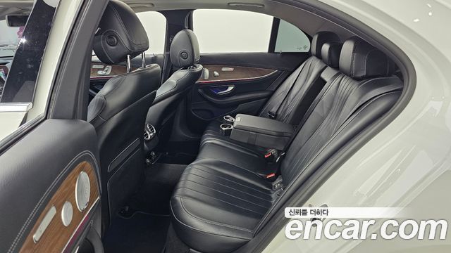 Mercedes-Benz E-Class 2019 — photo 18