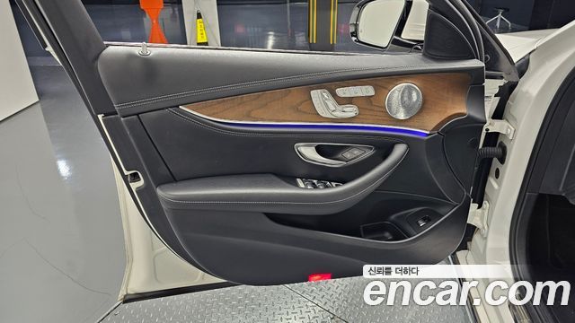 Mercedes-Benz E-Class 2019 — photo 14