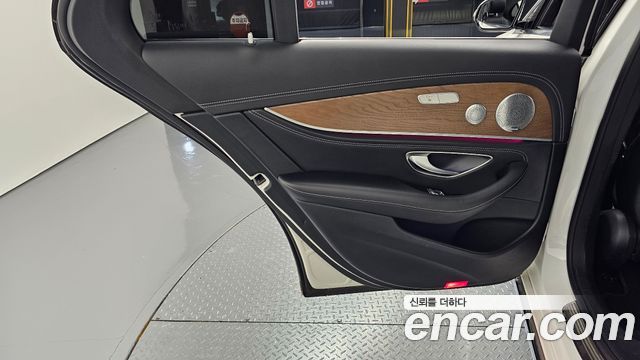 Mercedes-Benz E-Class 2019 — photo 15