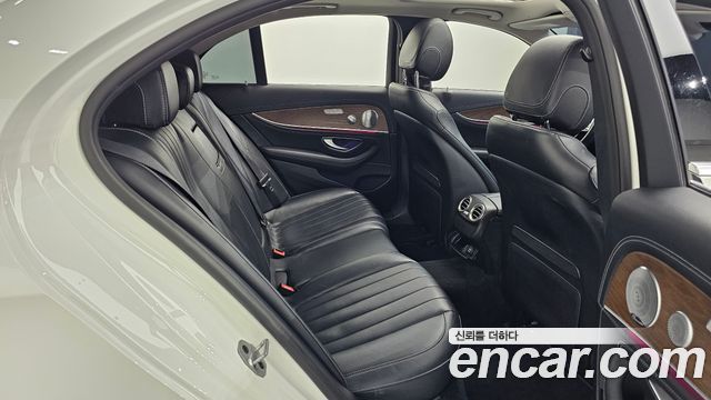 Mercedes-Benz E-Class 2019 — photo 16
