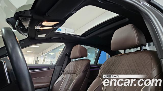 BMW 5-Series 2023 — photo 17