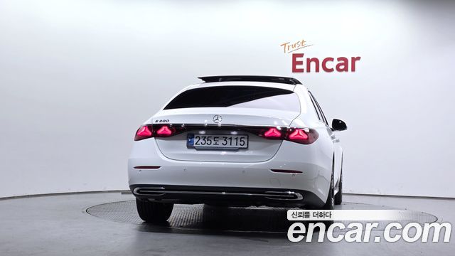 Mercedes-Benz E-Class 2025 — photo 4