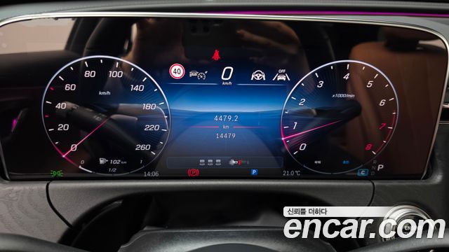 Mercedes-Benz E-Class 2025 — photo 11