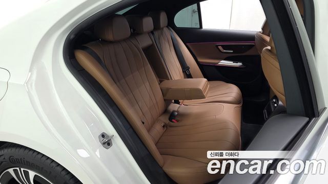 Mercedes-Benz E-Class 2025 — photo 17