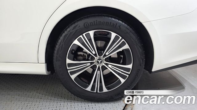 Mercedes-Benz E-Class 2025 — photo 7