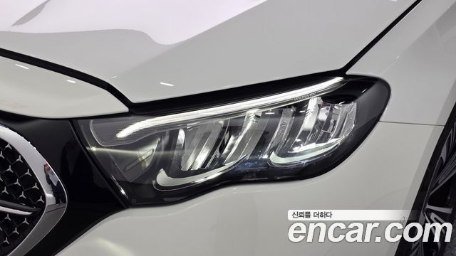 Mercedes-Benz E-Class 2025 — photo 8