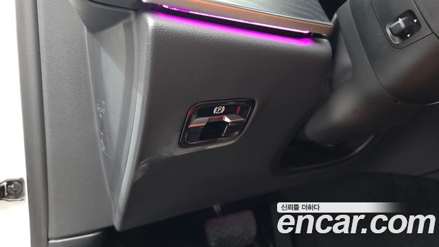 Mercedes-Benz E-Class 2025 — photo 28