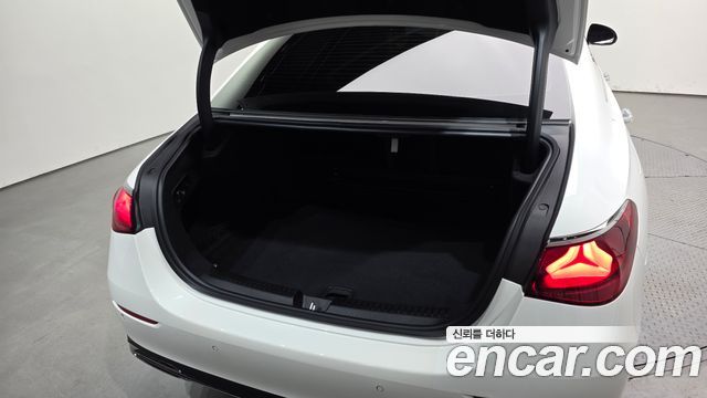 Mercedes-Benz E-Class 2025 — photo 36