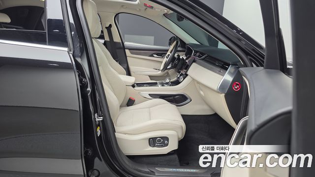 Jaguar F-PACE 2022 — photo 11
