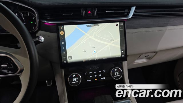 Jaguar F-PACE 2022 — photo 14