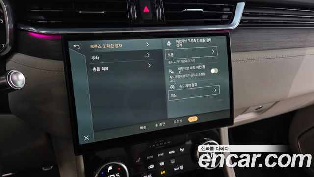 Jaguar F-PACE 2022 — photo 16
