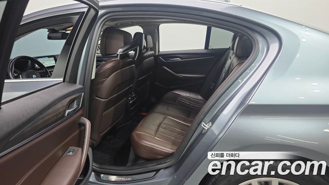 BMW 5-Series 2018 — photo 17