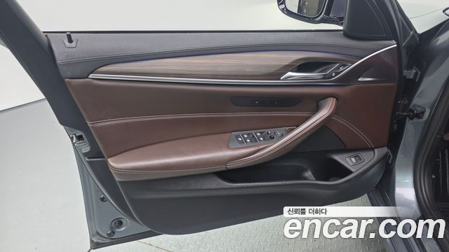 BMW 5-Series 2018 — photo 14