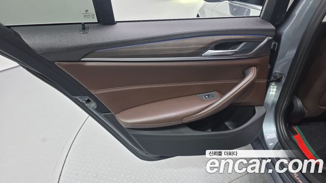 BMW 5-Series 2018 — photo 15