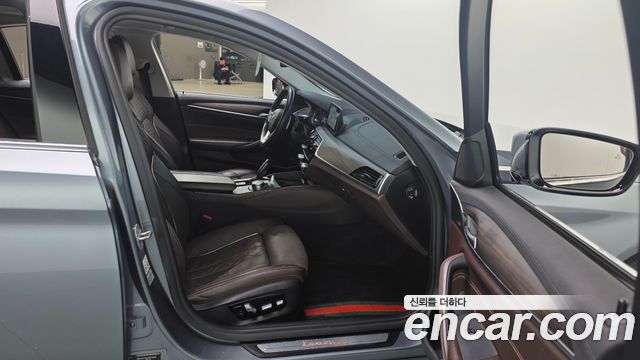 BMW 5-Series 2018 — photo 16