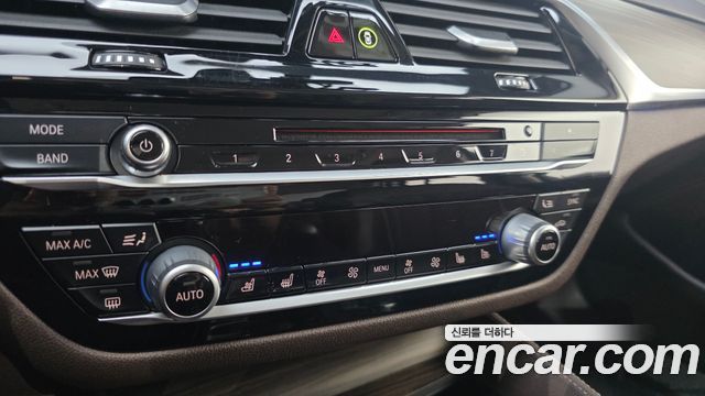 BMW 5-Series 2018 — photo 29