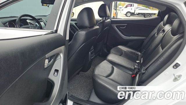 Hyundai AVANTE 2015 — photo 17