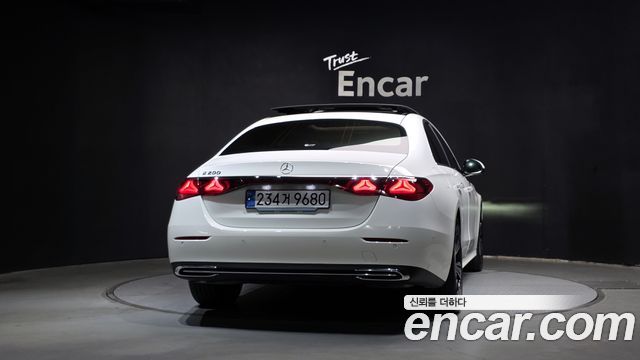 Mercedes-Benz E-Class 2024 — photo 4