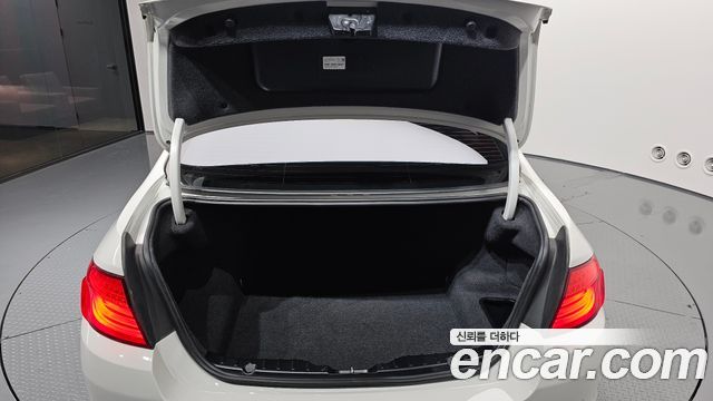 BMW 5-Series 2012 — photo 20