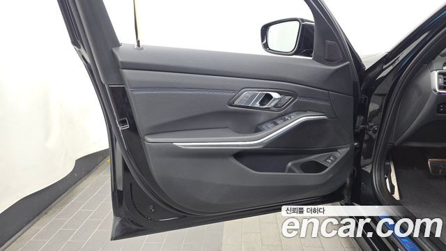 BMW 3-Series 2022 — photo 14