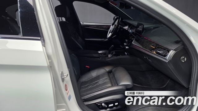 BMW 5-Series 2017 — photo 11