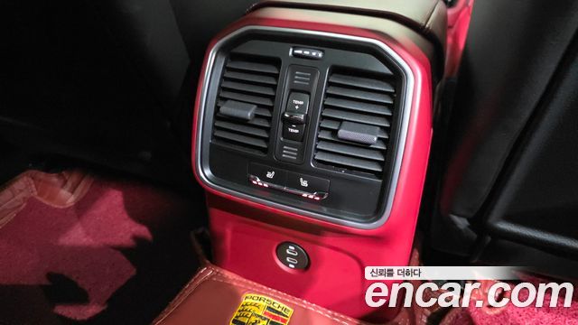 Porsche Macan 2023 — photo 18