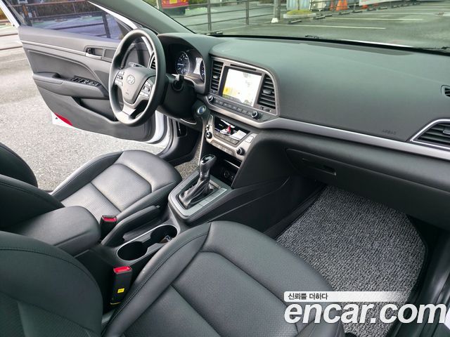 Hyundai AVANTE 2018 — photo 16