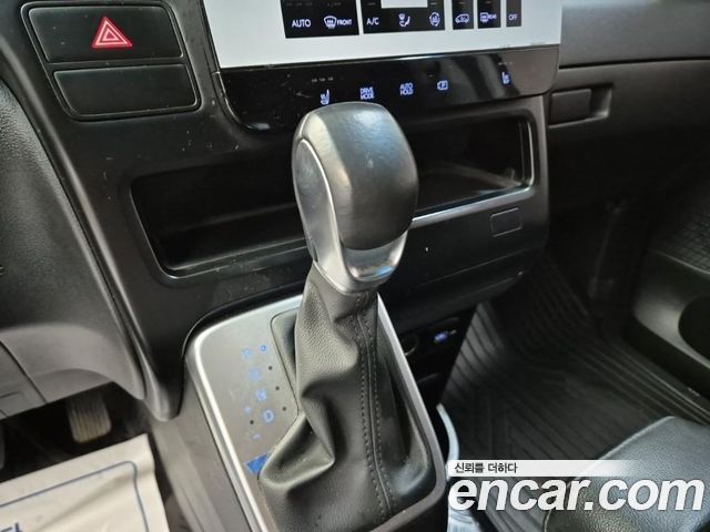 Hyundai Staria 2022 — photo 8