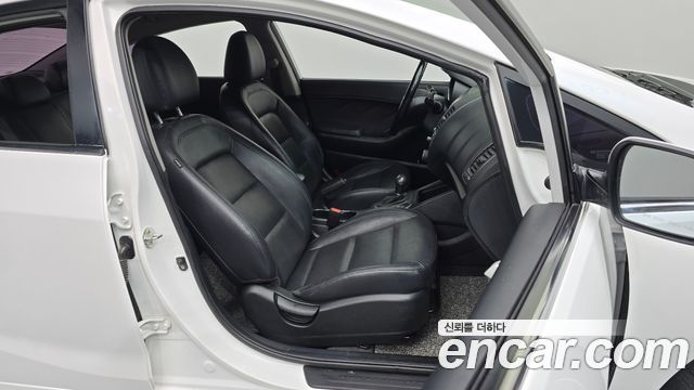 Kia K3 2015 — photo 16